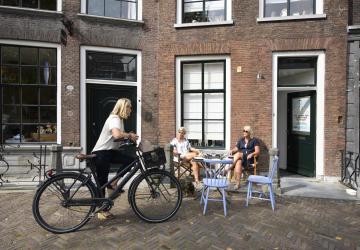 Schiedamse vrouwen voor een woning in Schiedam