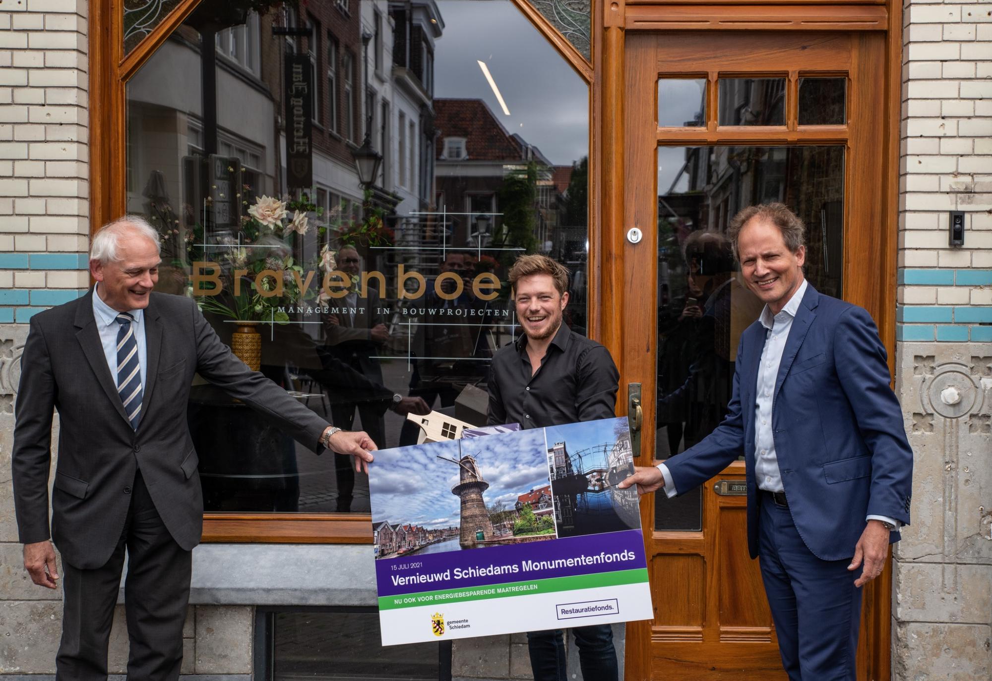 burgemeester Cor Lamers, Jasper Bravenboer, eigenaar van Hoogstraat 180, en Kees-Jan Dosker, directeur van het Restauratiefonds (foto: Wim van den Berg)