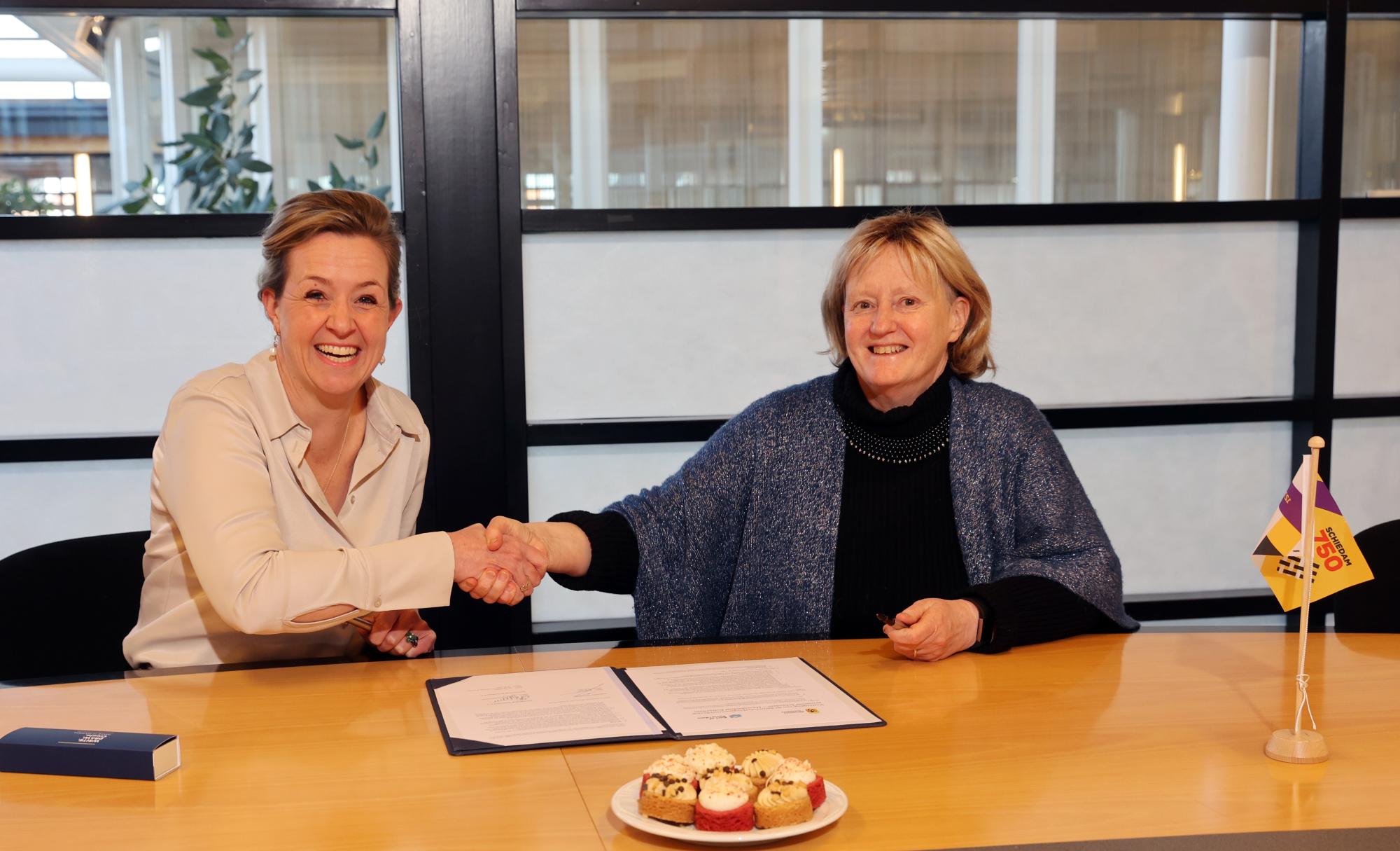 Berte Simons, Chief Operating Officer (COO) van Havenbedrijf Rotterdam en wethouder Antoinette Laan