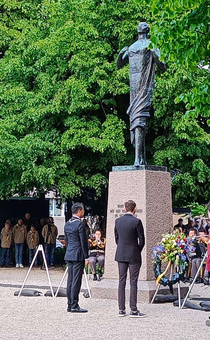 Burgemeester Harald Bergmann legde een krans samen met de 25-jarige Jort van der Voorden.