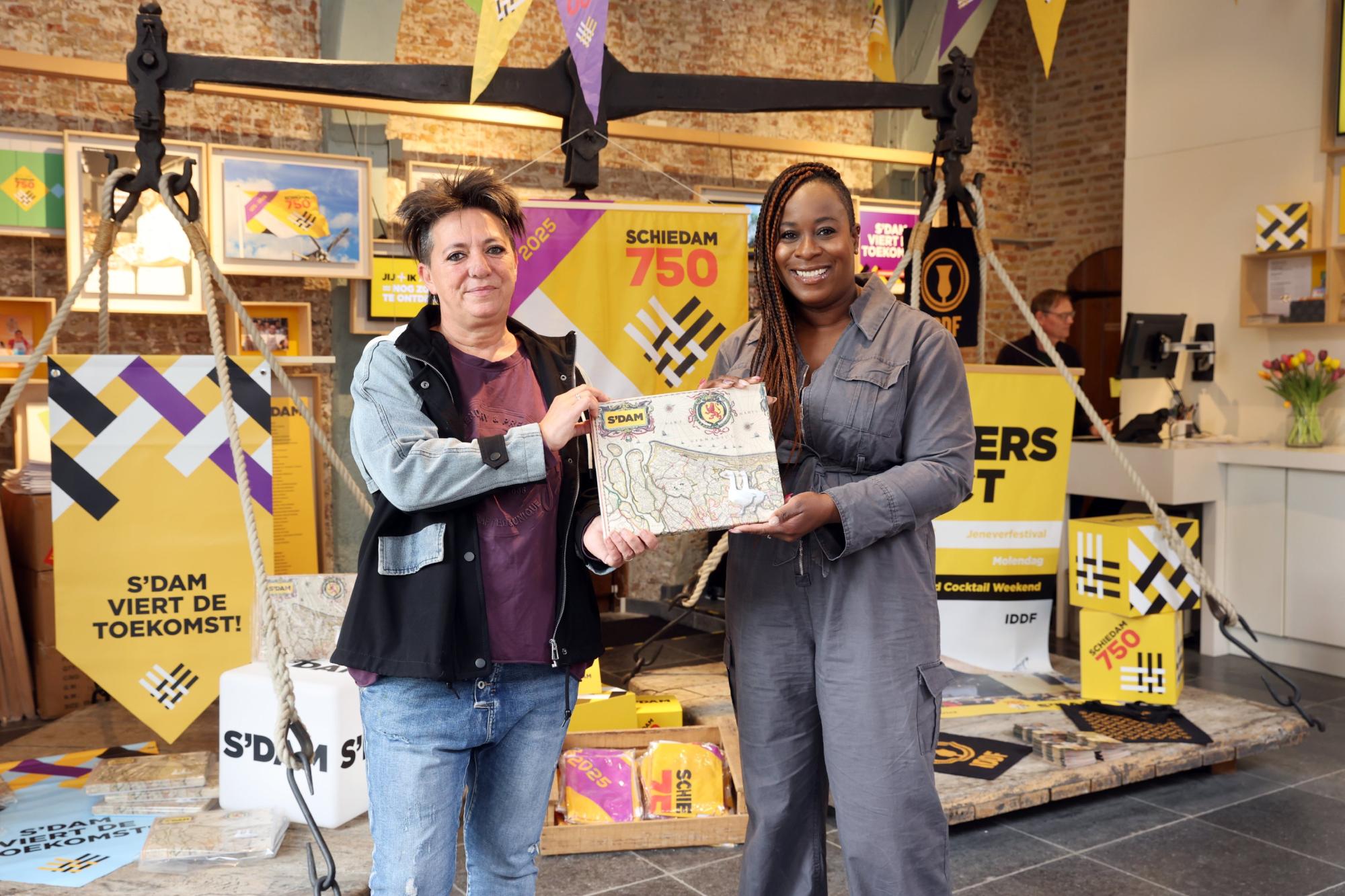 gemeenteraadslid Ingrid Coenradie en wethouder Anouschka Biekman