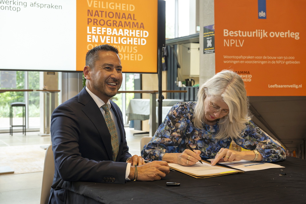 Burgemeester Harald Bergmann en minister Mona Keijzer van Volkshuisvesting en Ruimtelijke Ordening. De foto is gemaakt door Nadine van den Berg.