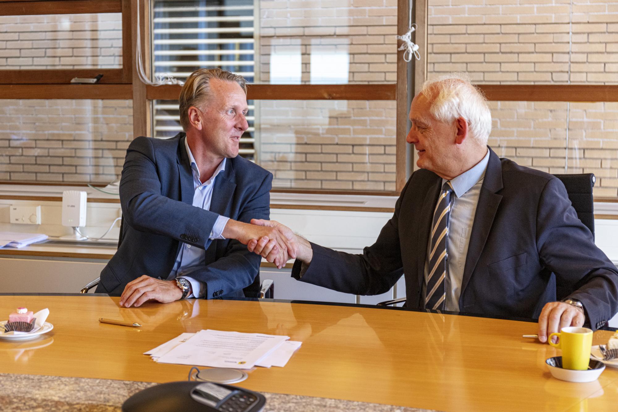 Foto Martin van de Ruit,  Voorzitter RvB  gro-up Buurtwerk en burgemeester Cor Lamers ondertekenen de overeenkomst voor het jongerenwerk