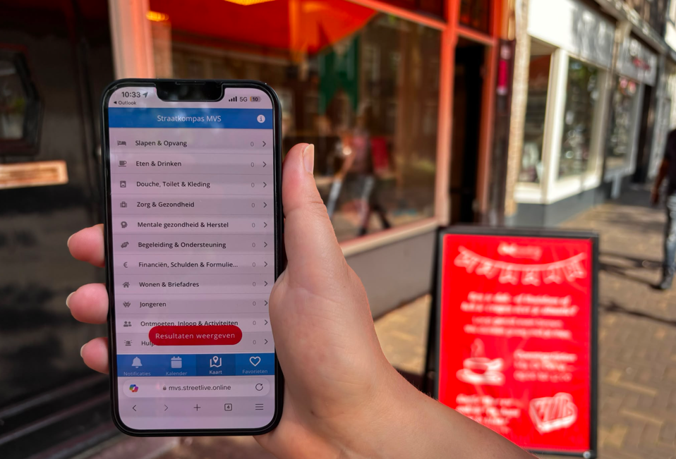 Foto van de app Straatkompas MVS op een telefoon