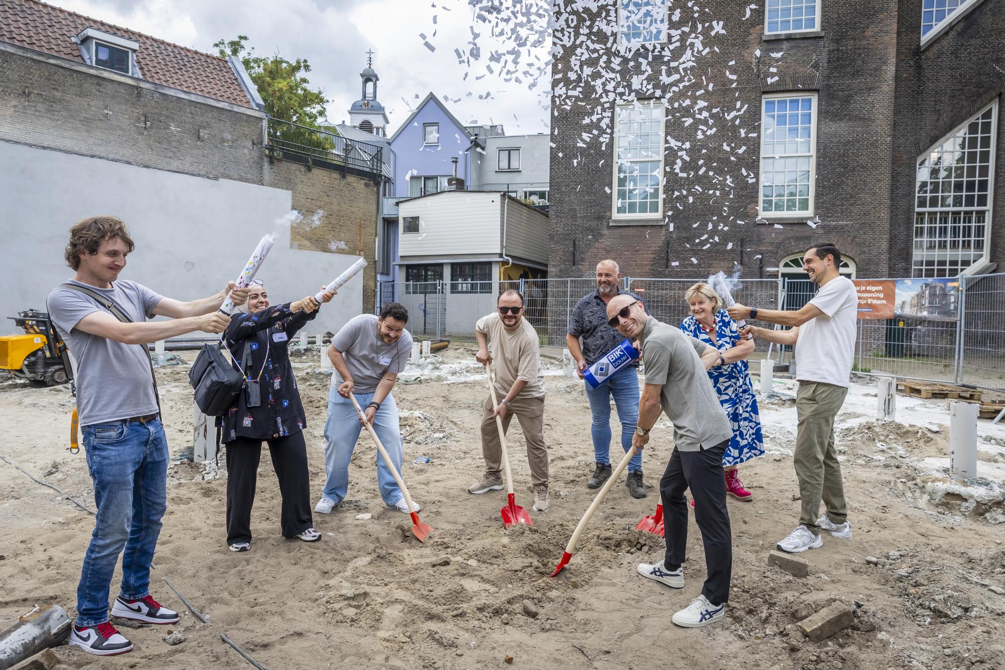 bewoners begraven een tijdcapsule