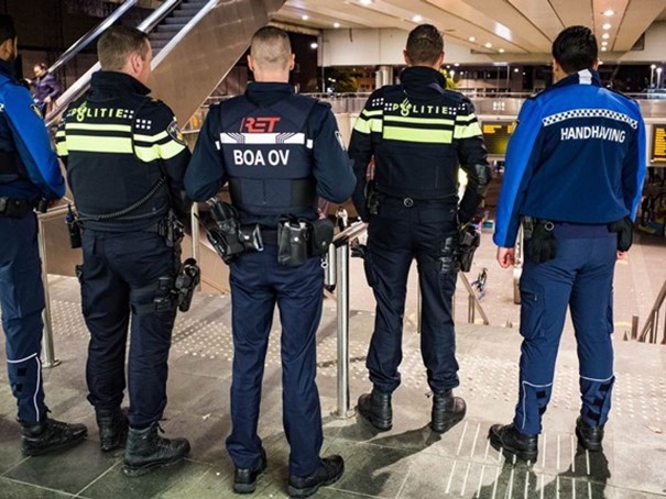 Medewerkers van gemeente Schiedam, NS, RET en politie werken samen tijdens een handhavingsactie bij station Schiedam Centrum.