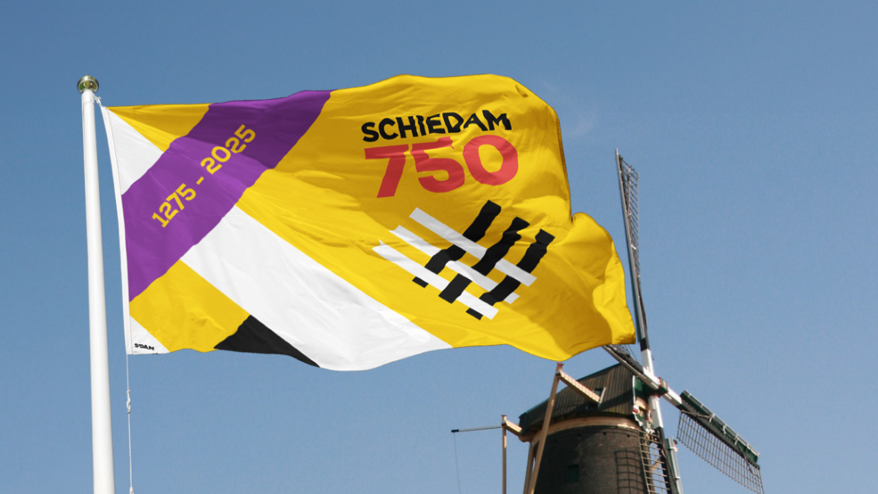 "Foto van een vlag van Schiedam Viert 750 en een molenwiek."