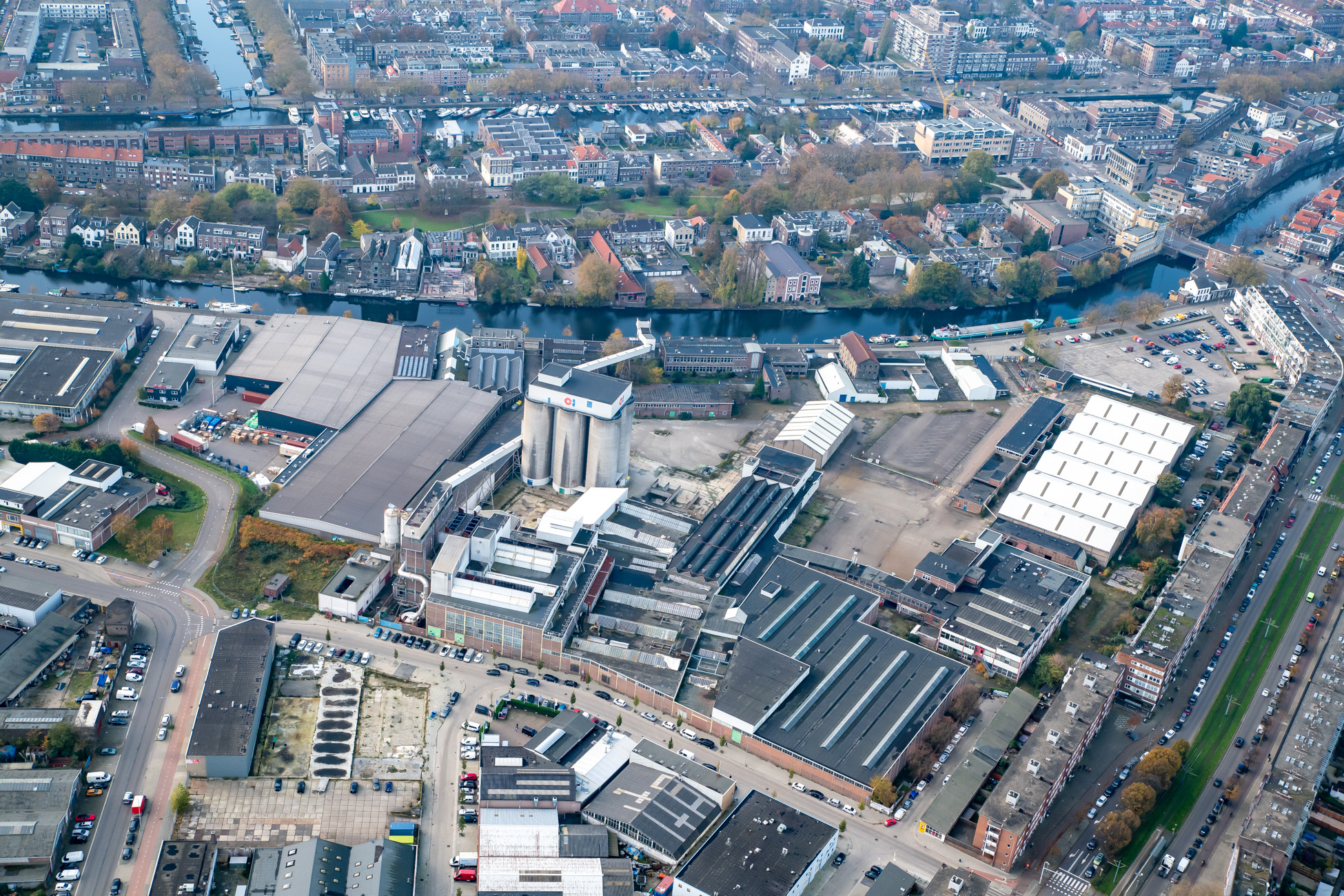 "Luchtfoto van het terrein van de Glasfabriek"