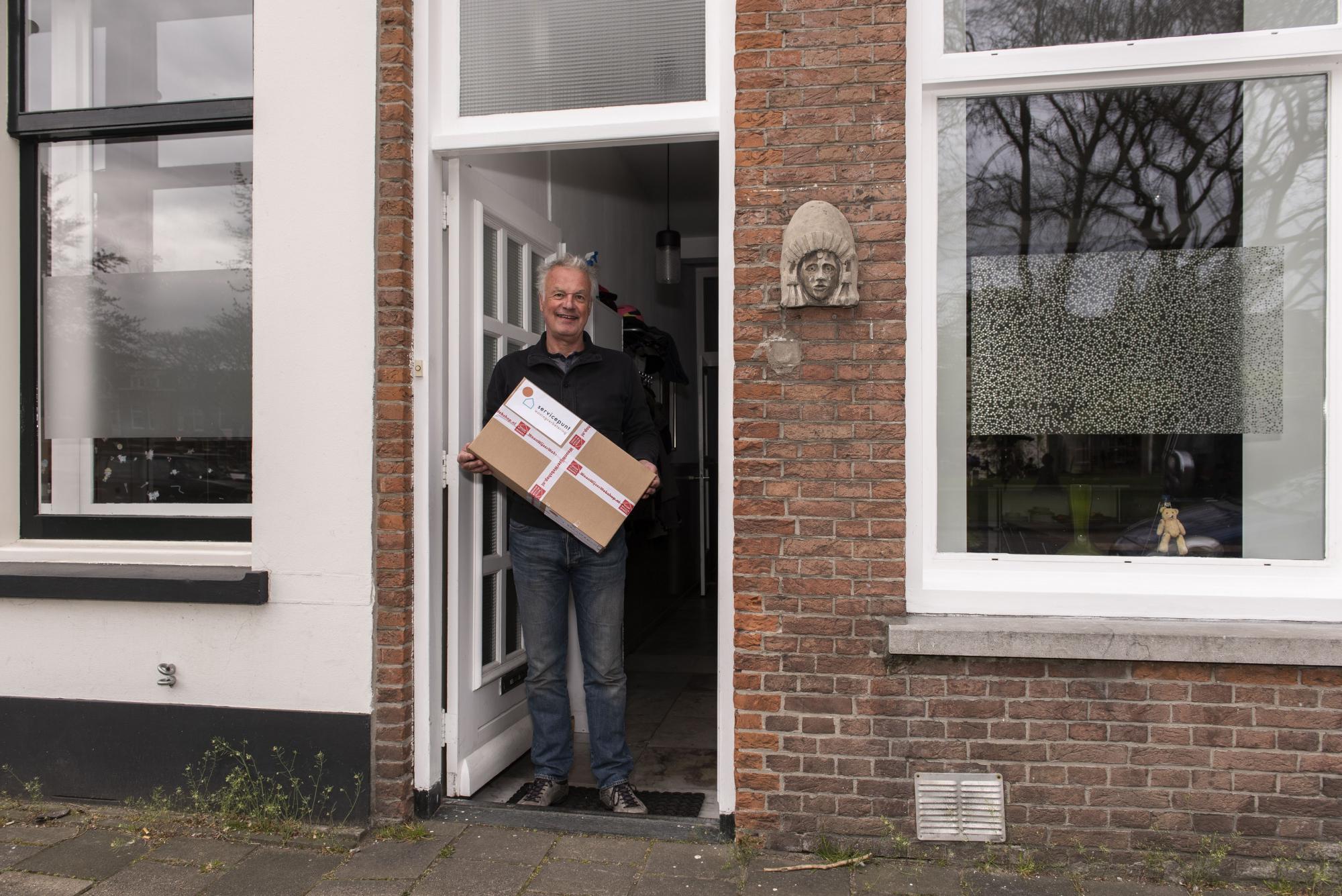 "Foto van een Schiedamse huiseigenaar in zijn deuropening"