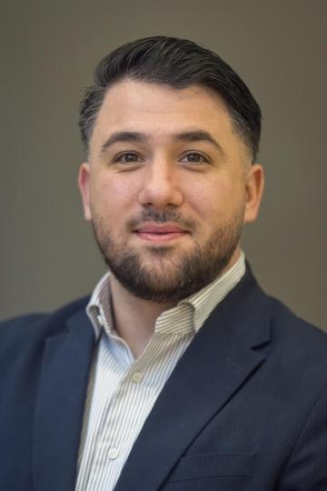 Portret wethouder Kahramanoğlu
